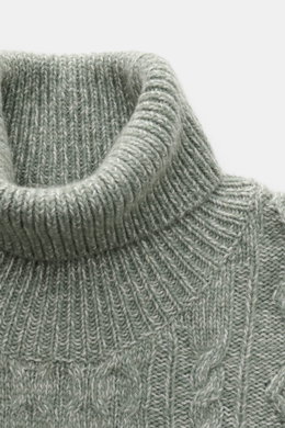 04651/ A trip in a bag Rollkragenpullover 'Mouline Cable Turtle' graugrün meliert, Nahaufnahme von vorn, voluminöses Zopfstrickmuster, Woll-Cashmere-Bouclé, Regular Fit, weicher Griff, Rippstrick-Rollkragen und Rippbündchen.