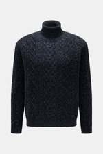 Frontale Nahaufnahme des 04651/ A trip in a bag Rollkragenpullover 'Mouline Cable Turtle' navy meliert mit grobem Zopfstrickmuster, voluminösem Strickbild, weichem Woll-Cashmere-Bouclé, Regular Fit, Rippstrick-Rollkragen und Rippbündchen, luxuriöser Komfo