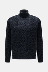 Frontale Nahaufnahme des 04651/ A trip in a bag Rollkragenpullover 'Mouline Cable Turtle' navy meliert mit grobem Zopfstrickmuster, voluminösem Strickbild, weichem Woll-Cashmere-Bouclé, Regular Fit, Rippstrick-Rollkragen und Rippbündchen, luxuriöser Komfo