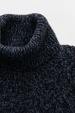 04651/ A trip in a bag Rollkragenpullover 'Mouline Cable Turtle' navy meliert, Detailfoto von oben, Woll-Cashmere-Mix, voluminöses Zopfstrickmuster, weicher Griff, Regular Fit, Rippkragen und Bündchen.