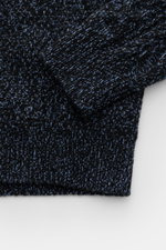 Nahaufnahme des navy melierten 04651/ A trip in a bag Rollkragenpullovers 'Mouline Cable Turtle' von oben mit grobem Zopfstrick, voluminösem Strickbild und weichen Rippbündchen aus Wolle und Cashmere.