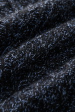 Nahaufnahme des grob gestrickten, navy melierten 04651/ A trip in a bag Rollkragenpullovers 'Mouline Cable Turtle' mit voluminösem Zopfstrickmuster aus Wolle und Cashmere.