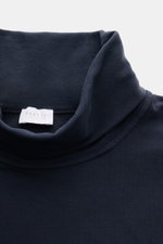 04651/ A trip in a bag Rollkragenpullover "If Turtle" navy, Sweat aus Baumwolle/Microfaser, weicher Griff, Regular Fit, Rollkragen, Weblabel, Detailansicht von oben.