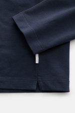 Nahaufnahme des navyfarbenen 04651/ A trip in a bag Rollkragenpullover 'If Turtle' mit weichem Baumwoll-Microfaser-Stoff, Regular Fit, anliegendem Rollkragen und Weblabel in der Seitennaht, fotografiert von unten seitlich.