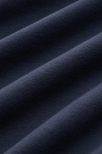 04651/ A trip in a bag Rollkragenpullover 'If Turtle' navy, Detailaufnahme Stoffstruktur, weicher Baumwoll-Sweat mit Microfaser, Regular Fit, anliegender Rollkragen, Weblabel seitlich.