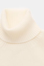 04651/ A trip in a bag Cashmere Rollkragenpullover creme, Nahaufnahme von oben, weicher Griff, feines Strickbild, Regular Fit, Rollkragen und Rippbündchen.