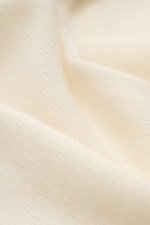 Fein gestrickte Nahaufnahme des 04651/ A trip in a bag Cashmere Rollkragenpullovers creme aus weichem, reinem Cashmere mit Rippstrick und Rippbündchen.