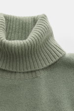 04651/ A trip in a bag Cashmere Rollkragenpullover salbei, Nahaufnahme von oben, weicher Griff, feines Strickbild, Ripprollkragen, reine Cashmerequalität.