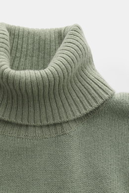04651/ A trip in a bag Cashmere Rollkragenpullover salbei, Nahaufnahme von oben, weicher Griff, feines Strickbild, Ripprollkragen, reine Cashmerequalität.