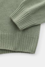 04651/ A trip in a bag Cashmere Rollkragenpullover salbei, Detailfoto von Ärmel und Saum mit feinem Strickbild, Rippbündchen, Regular Fit.