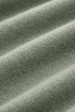04651/ A trip in a bag Cashmere Rollkragenpullover salbei in Nahaufnahme, weicher Griff, feines Strickbild, reiner Cashmere, Rippbündchen sichtbar.