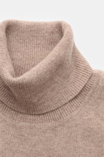 Close-up front view of the von Braun Cashmere turtleneck jumper beige, a slim fit fine knit in pure Mongolian cashmere with elasticated ribbed bands and a soft feel.