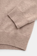 Close-up of the sleeve and hem from a top-down perspective showing the fine knit texture of the von Braun Cashmere turtleneck jumper beige, made from pure Mongolian cashmere. 

<p>A smooth basic for the cold season: This VON BRAUN jumper is a fine knit es