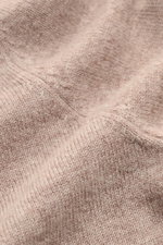 Close-up shot of the von Braun Cashmere turtleneck jumper beige, showing fine knit texture and soft pure cashmere fabric.

<p>A smooth basic for the cold season: This VON BRAUN jumper is a fine knit essential in pure Mongolian cashmere fabric, which is kn