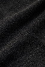 Nahaufnahme des von Braun Cashmere Rollkragenpullovers dunkelgrau meliert, fein gestrickt mit weichem Griff, Slim Fit und elastischen Rippbündchen.