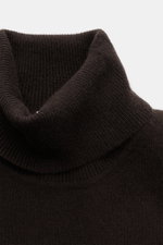 Close-up front view of von Braun Cashmere turtleneck jumper dark brown, showing fine knit fabric and elasticated ribbed bands.

<p>A smooth basic for the cold season: This VON BRAUN jumper is a fine knit essential in pure Mongolian cashmere fabric, which 