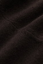 Close-up fabric texture of the von Braun Cashmere turtleneck jumper dark brown, showing fine knit and soft cashmere from a macro perspective. 

Description: 
<p>A smooth basic for the cold season: This VON BRAUN jumper is a fine knit essential in pure Mon