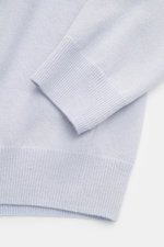 von Braun Cashmere Rollkragenpullover pastellblau, Detailaufnahme von Ärmel und Bund, fein gestrickt, Slim Fit, weicher Griff, elastische Rippbündchen, reiner Cashmere