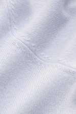 Nahaufnahme des fein gestrickten, pastellblauen von Braun Cashmere Rollkragenpullovers mit weichem Griff, Slim Fit und elastischen Rippbündchen.