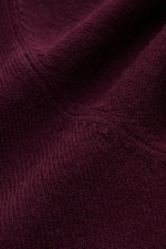von Braun Cashmere Rollkragenpullover bordeaux in Nahaufnahme, fein gestrickt, weich, Slim Fit mit anliegendem Rollkragen und elastischen Rippbündchen