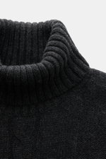 Nahaufnahme des von Braun Cashmere Rollkragenpullovers anthrazit meliert, zeigt anliegenden Rollkragen und Zopfstrickmuster, Slim Fit, reiner Cashmere, weicher Griff, mittelfeines Strickbild, flexible Rippbündchen, fotografiert von schräg oben.