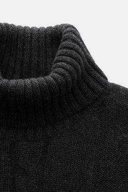 Nahaufnahme des von Braun Cashmere Rollkragenpullovers anthrazit meliert, zeigt anliegenden Rollkragen und Zopfstrickmuster, Slim Fit, reiner Cashmere, weicher Griff, mittelfeines Strickbild, flexible Rippbündchen, fotografiert von schräg oben.
