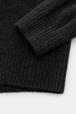 Nahaufnahme von Ärmel und Saum des von Braun Cashmere Rollkragenpullovers anthrazit meliert aus reiner Mongolei-Cashmere, Slim Fit, Links- und Zopfstrick, weicher Griff.