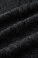 Nahaufnahme aus seitlicher Perspektive des von Braun Cashmere Rollkragenpullovers anthrazit meliert mit feinem Links- und Zopfstrickmuster, Slim Fit, weichem Griff und flexiblem Rippbündchen.