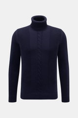 Von vorne fotografierter von Braun Cashmere Rollkragenpullover navy aus reiner, weicher Mongolei-Cashmere mit Slim Fit, Zopf- und Linksstrickmuster.
