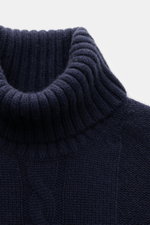 Nahaufnahme des von Braun Cashmere Rollkragenpullovers navy mit anliegendem Rollkragen, Zopf- und Linksstrickmuster, Slim Fit, aus weichem reinen Cashmere.