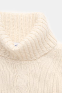 von Braun Cashmere Rollkragenpullover offwhite aus reinem Cashmere mit weichem Griff, Slim Fit, Zopf- und Linksstrick, flexible Rippbündchen, Nahaufnahme von oben