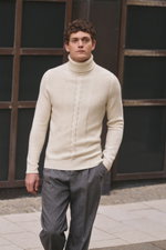 von Braun Cashmere Rollkragenpullover offwhite in Slim Fit, frontale Nahaufnahme eines Mannes, feiner Cashmere mit Links- und Zopfstrickmuster, anliegender Rollkragen, weicher Griff, flexible Rippbündchen
