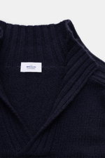 Nahaufnahme des von Braun Cashmere Troyer navy von oben, zeigt Stehkragen mit offener Kragenleiste, sportive Rippstrick-Details, reinen Cashmere, weichen Griff und mittelfeines Strickbild.