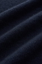 Nahaufnahme des von Braun Cashmere Troyer navy, Detailaufnahme des mittelfeinen, weichen Rippstrick-Stoffs aus reinem Cashmere.