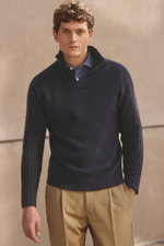 Junger Mann frontal fotografiert trägt den von Braun Cashmere Troyer navy mit Stehkragen, Rippstrick und regular fit, reiner Cashmere.