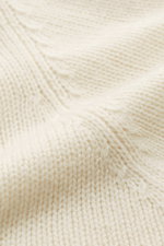von Braun Cashmere Troyer creme in Nahaufnahme, mittelfeines Strickbild mit soften, sportiven Rippstrick-Details aus reinem Cashmere