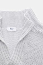 Nahaufnahme des von Braun Cashmere Troyer hellgrau mit Stehkragen, offener Kragenleiste und sportiven Rippstrick-Details aus weichem Cashmere.