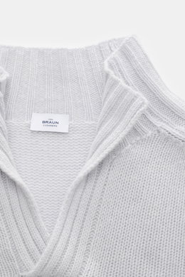 Nahaufnahme des von Braun Cashmere Troyer hellgrau mit Stehkragen, offener Kragenleiste und sportiven Rippstrick-Details aus weichem Cashmere.