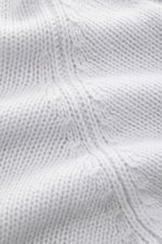 Nahaufnahme des von Braun Cashmere Troyer hellgrau in mittelfeinem Strick mit sportiven Rippstrick-Details, Stehkragen und weichem Griff.