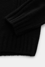 von Braun Cashmere Troyer schwarz, Detailaufnahme von Rippbündchen und mittelfeinem Strickbild, reiner Cashmere, Regular Fit, Stehkragen mit offener Leiste, sportives Rippstrick-Design, sehr weicher Griff, komfortabel und warm.