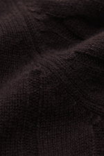 Nahaufnahme des von Braun Cashmere Rollkragenpullovers dunkelbraun, weiches, zeitloses Zopfstrickmuster aus reiner Mongolischen Cashmere, Regular Fit, anliegender Rollkragen, flexible Rippbündchen.