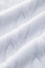 Nahaufnahme des von Braun Cashmere Rollkragenpullovers pastellblau mit klassischem Zopfmuster, weicher Griff, Regular Fit, anliegendem Rollkragen und flexiblen Rippbündchen, detailreich fotografiert.