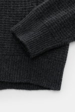 von Braun Cashmere Mock Neck Pullover anthrazit meliert, Detailaufnahme von unten, zeigt edlen Strukturstrick, Rippbündchen, weichen Griff, mittelfeines Strickbild, Slim Fit, aus reinem mongolischem Cashmere.