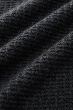 Nahaufnahme des edlen Strukturstricks vom von Braun Cashmere Mock Neck Pullover anthrazit meliert aus mongolischem Cashmere, weich, Slim Fit, mit Rippbündchen.