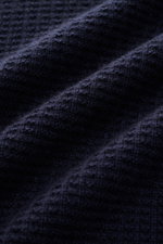 Nahaufnahme des edlen Strukturstricks vom von Braun Cashmere Mock Neck Pullover navy aus reinem mongolischem Cashmere.