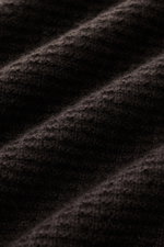 von Braun Cashmere Mock Neck Pullover dunkelbraun aus mongolischem Cashmere, weicher Griff, edler Strukturstrick, Slim Fit, Detailaufnahme der Struktur