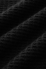 Nahaufnahme des von Braun Cashmere Mock Neck Pullover schwarz aus reinem, mongolischem Cashmere mit edlem Strukturstrick, mittelfeinem Strickbild, weichem Griff und komfortablen Rippbündchen, fotografiert aus seitlicher Perspektive. Seien Sie gewappnet fü