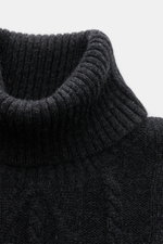 von Braun Cashmere Rollkragenpullover dunkelgrau meliert, Nahaufnahme von oben, edler Slim Fit mit Zopfstrickmuster, weicher reiner Cashmere