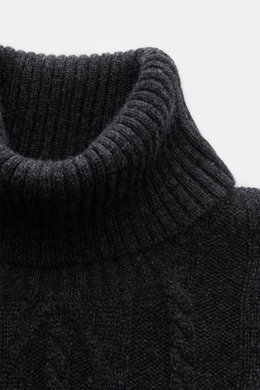 von Braun Cashmere Rollkragenpullover dunkelgrau meliert, Nahaufnahme von oben, edler Slim Fit mit Zopfstrickmuster, weicher reiner Cashmere