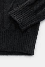 Nahaufnahme des von Braun Cashmere Rollkragenpullovers dunkelgrau meliert, seitlich liegend, mit Zopfstrickmuster, Slim Fit, weichem Cashmere, Rippbündchen und anliegendem Rollkragen.